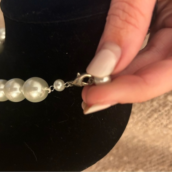 Pearl necklace and earrings set - Picture 4 of 12